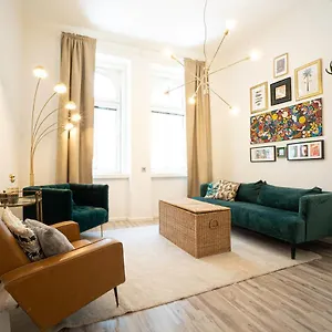 2-room On The First Floor With Designer Renovation. Exit To The Courtyard. 15 Minutes To Schloss Schoenbrunn Apartment
