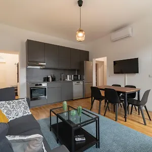 Josef's I Comfort I Metro Access Apartment